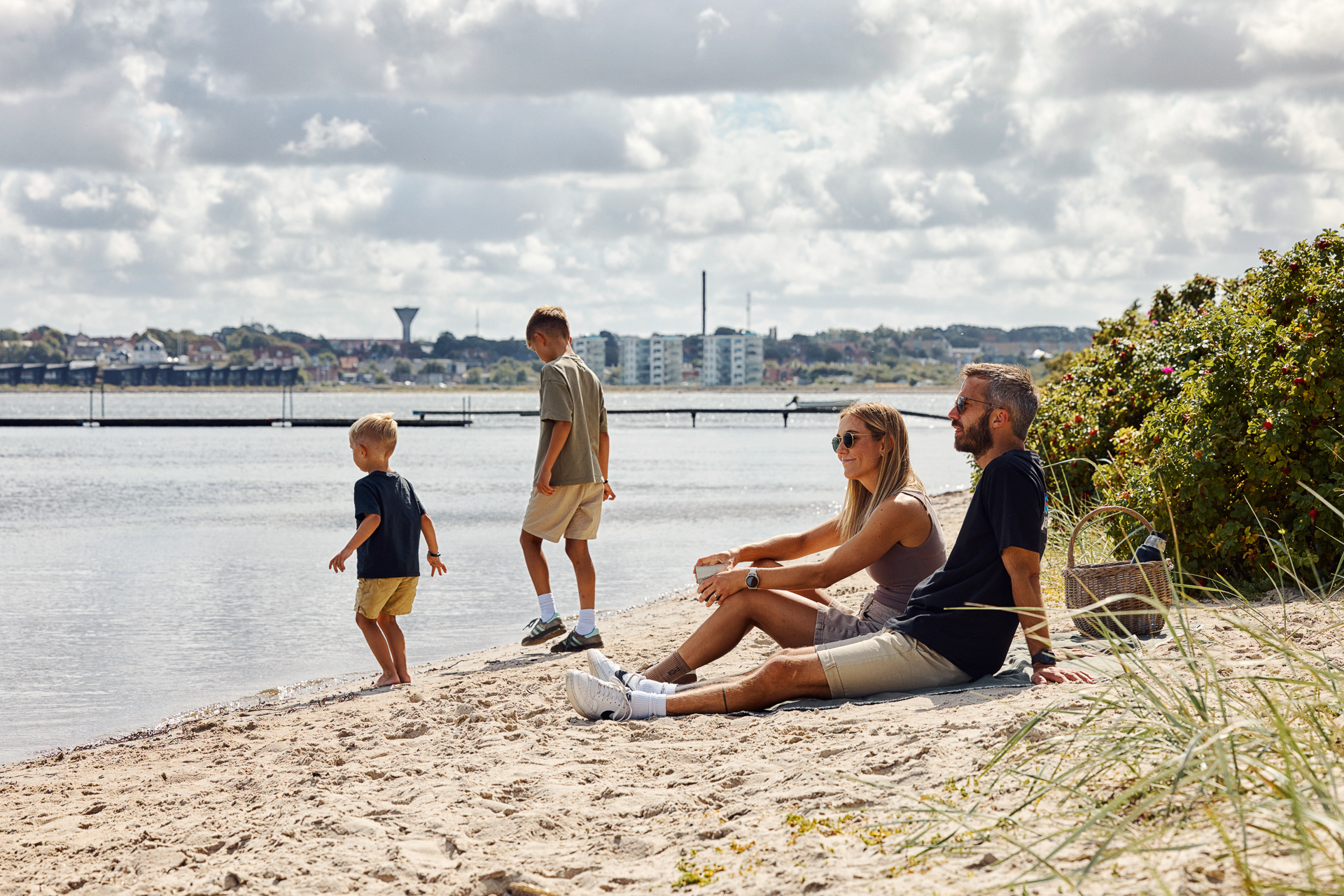 Familie på Bremdal strand ved Struer, Destination Limfjorden