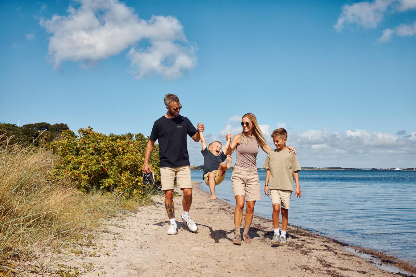 Familie på strand ved Limfjorden
